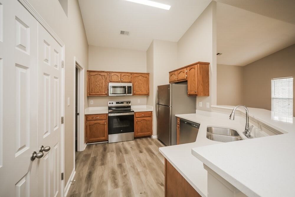 8202 Martin Dr - Photo 5 of 16