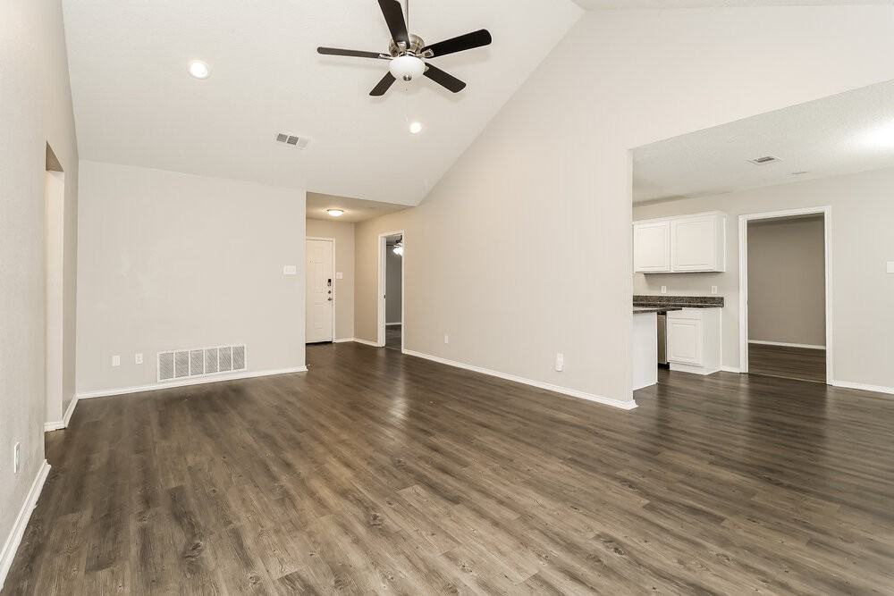 900 Vicksburg Ln - Photo 5 of 16