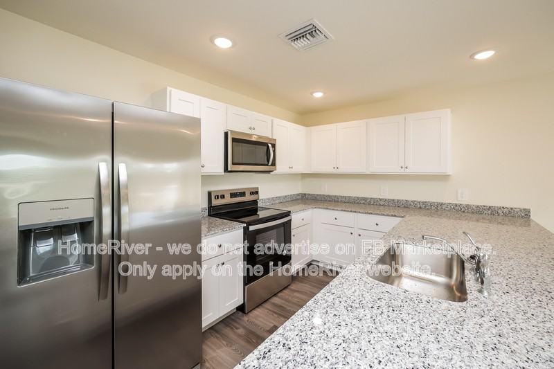 4748 Nw 39th Pl - Photo 5 of 19