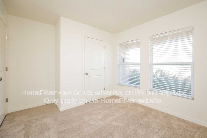 4748 Nw 39th Pl - Photo 4 of 27