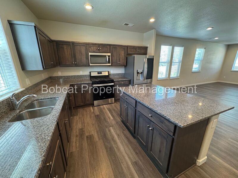 914 Garden Ct - Photo 5 of 28