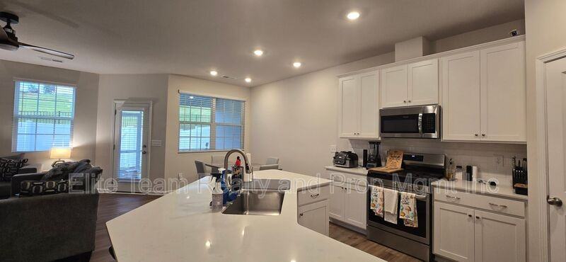8011 Scarlet Maple Ln - Photo 2 of 15