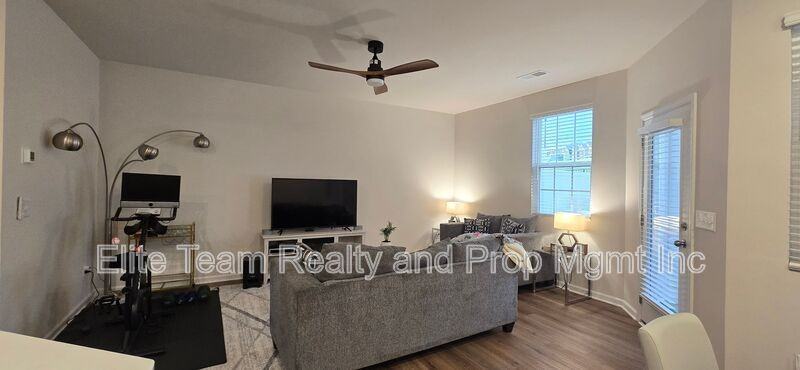 8011 Scarlet Maple Ln - Photo 3 of 15