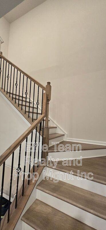 8011 Scarlet Maple Ln - Photo 5 of 15