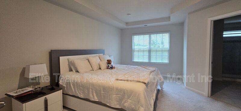 8011 Scarlet Maple Ln - Photo 6 of 15