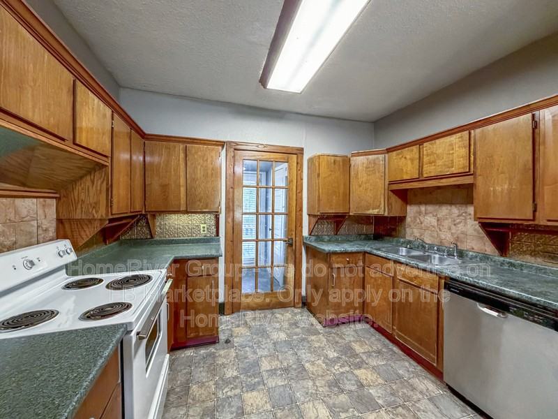 1004 W Gandy St - Photo 7 of 19