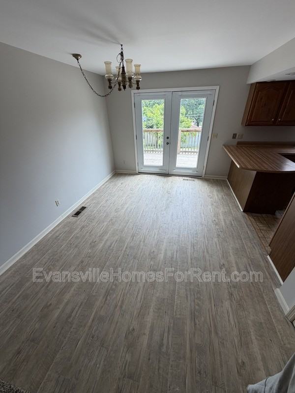 400 S Bosse Ave - Photo 3 of 12