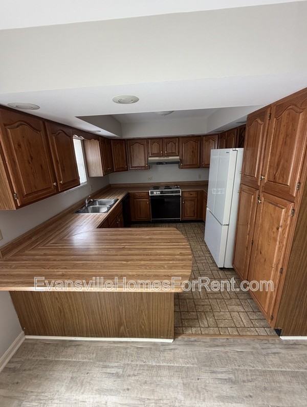 400 S Bosse Ave - Photo 4 of 12