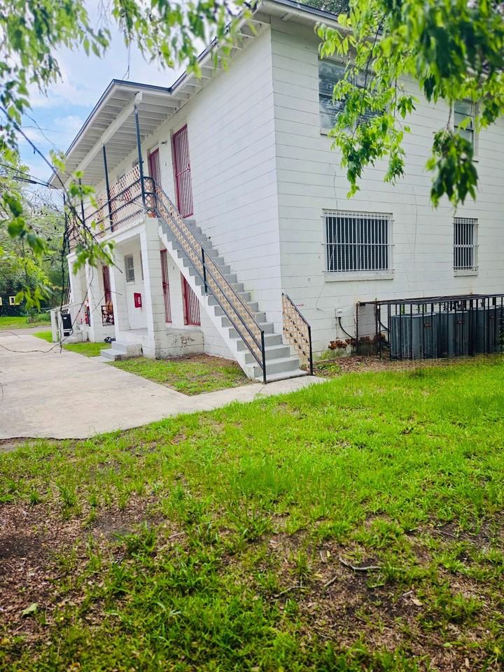 **Discover Your New Home at Our Quadplex Units in Jacksonville!** - Photo 3 of 9