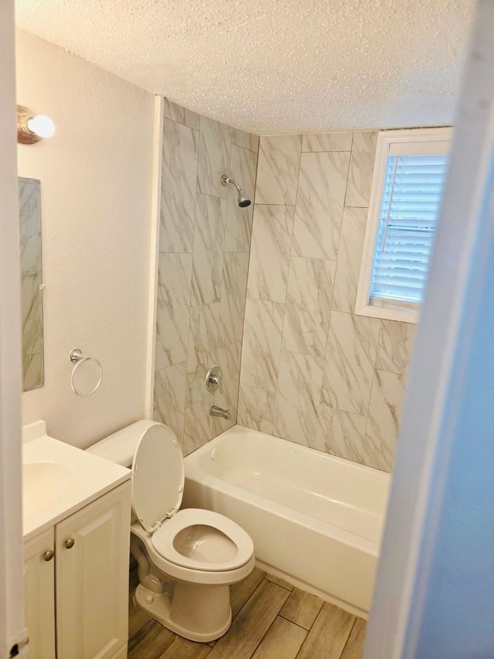 **Discover Your New Home at Our Quadplex Units in Jacksonville!** - Photo 7 of 9