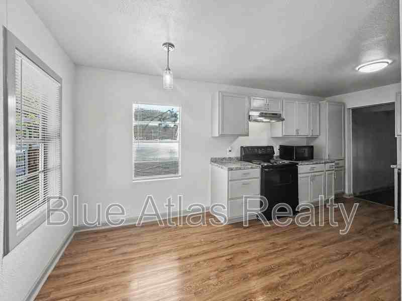 1714 Nw Dallas St - Photo 4 of 20