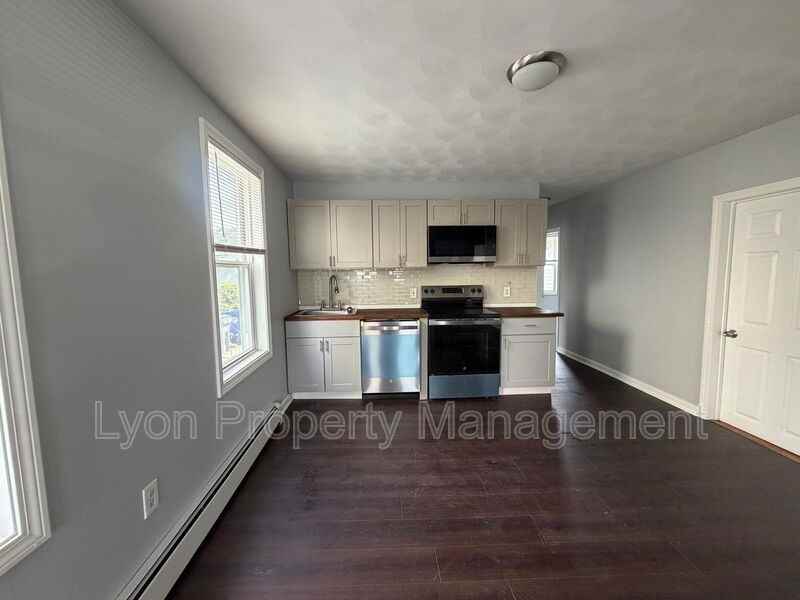 328 Douglas Ave #1stFL - Photo 2 of 10