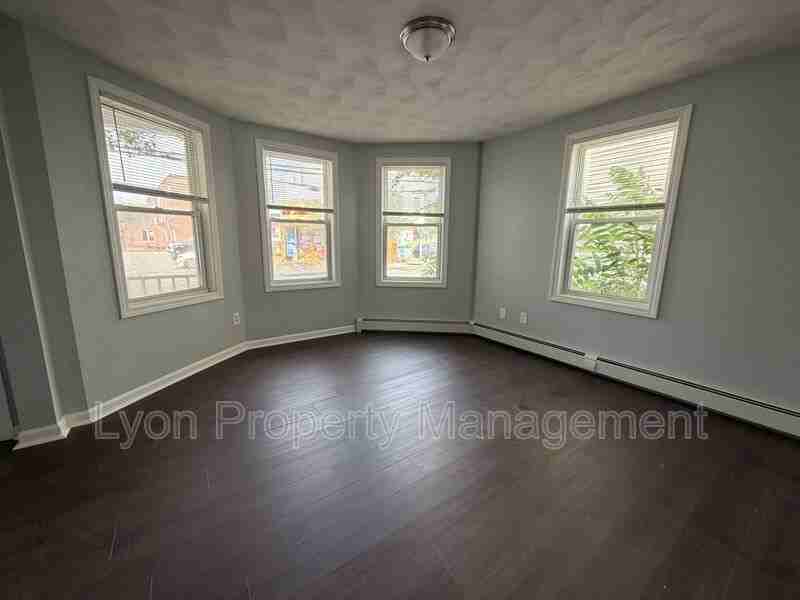 328 Douglas Ave #1stFL - Photo 4 of 10