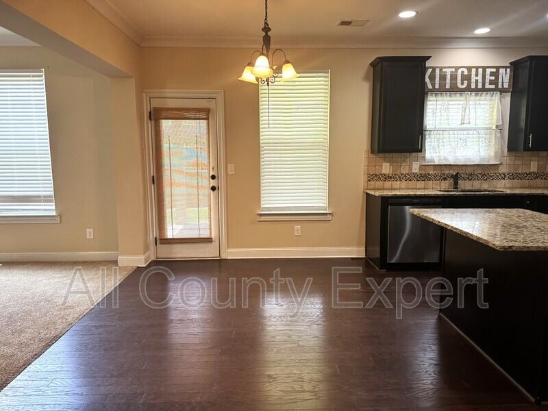 5065 Rialto Way - Photo 5 of 30