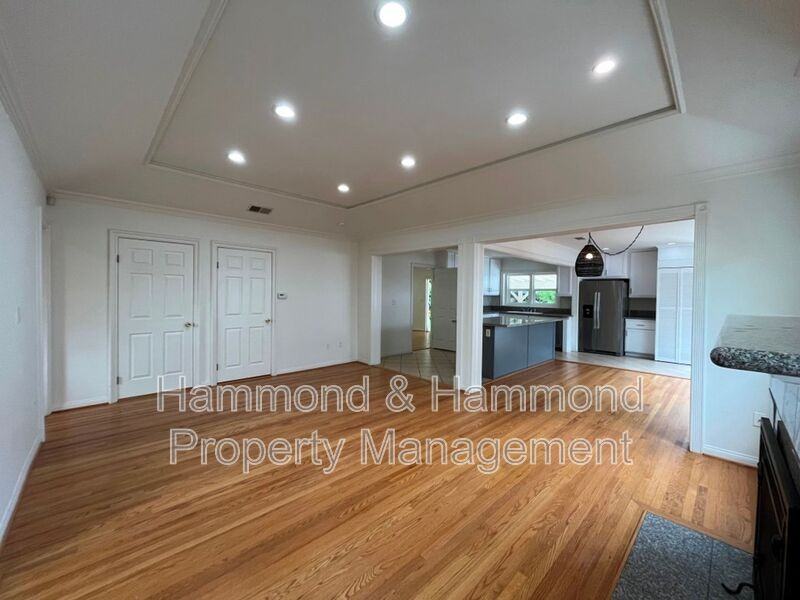 4316 Greenbush Ave - Photo 4 of 27