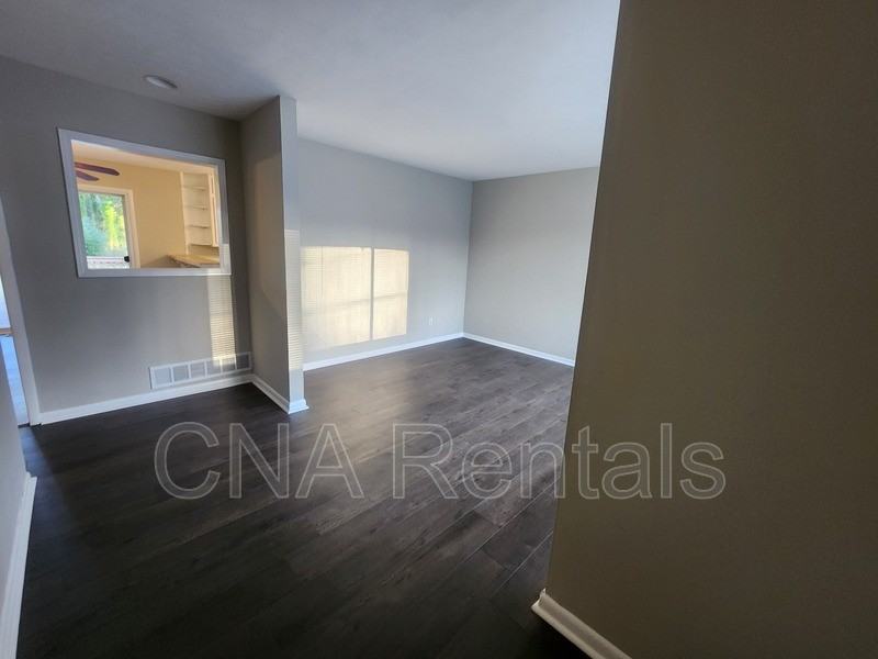 3146 Vandiver Dr - Photo 2 of 21