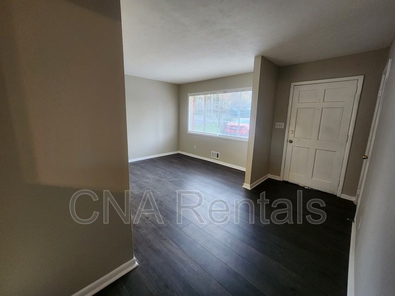 3146 Vandiver Dr - Photo 3 of 21