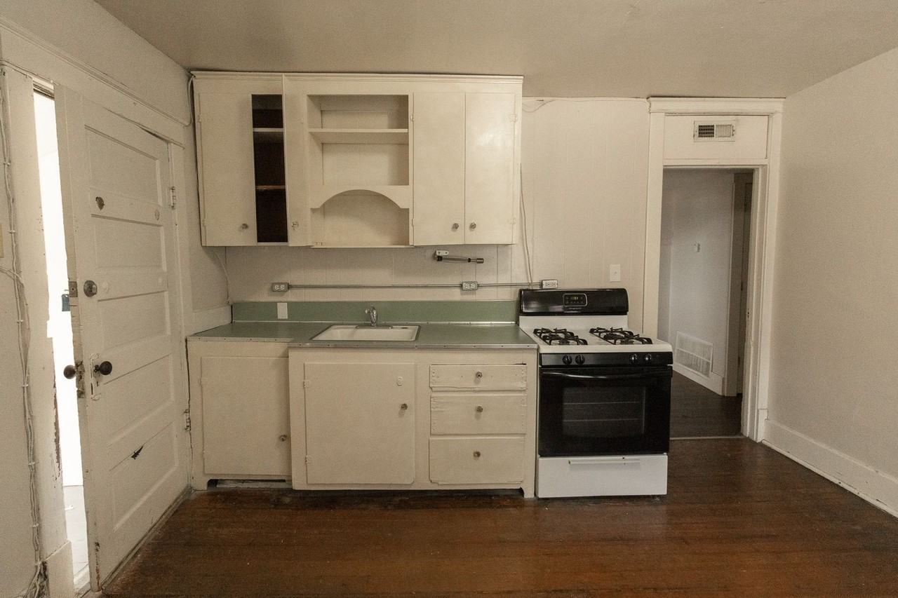 1407 E Walnut St - Photo 2 of 17