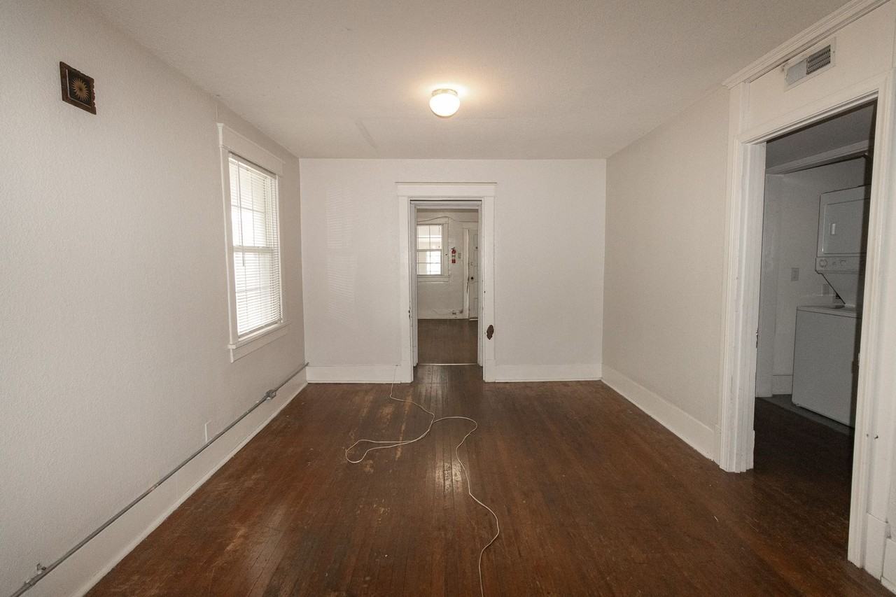1407 E Walnut St - Photo 4 of 17