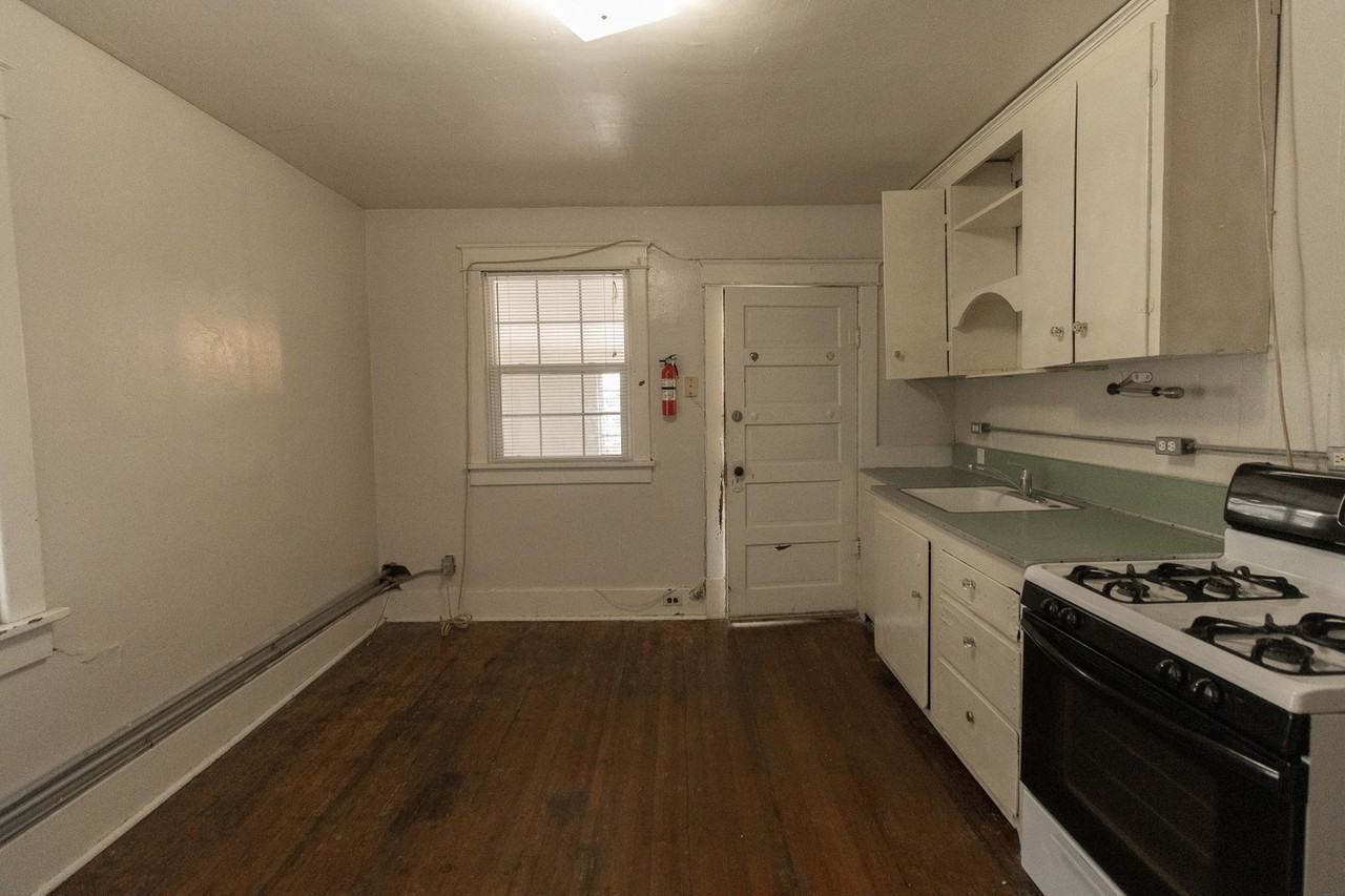 1407 E Walnut St - Photo 5 of 17