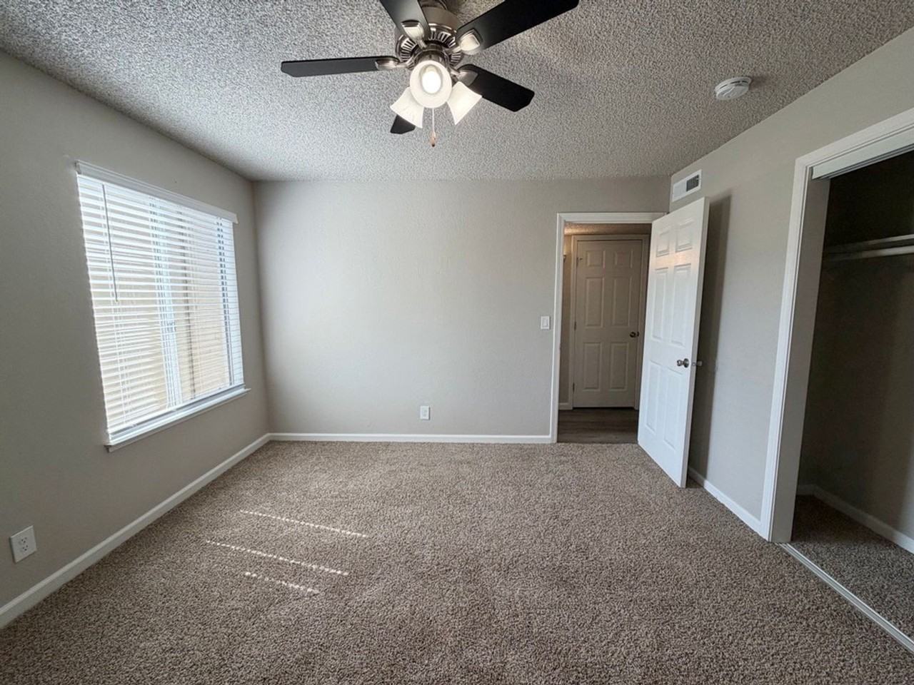 Merit Manor Apartments - Photo 6 of 7