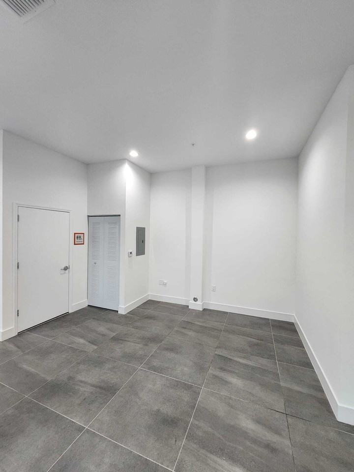 961 Southwest 7th Street - Photo 3 of 33