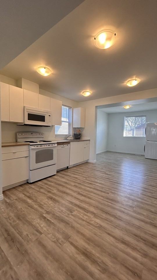 SF214 | 1 Month Free – Spacious 4 Bedroom Main Floor Home – Northwest Edmonton - Photo 7 of 43