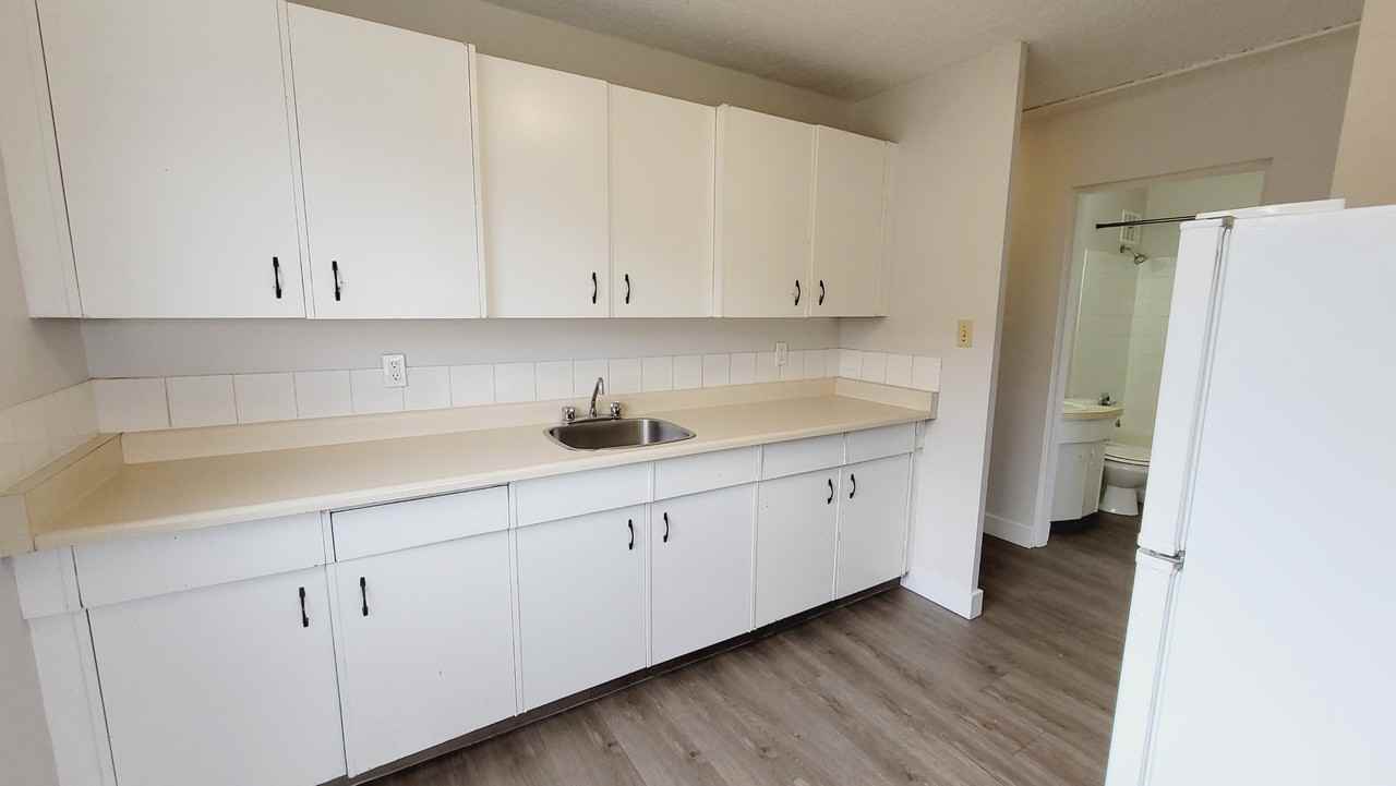 10010 154 St Nw - Photo 2 of 16