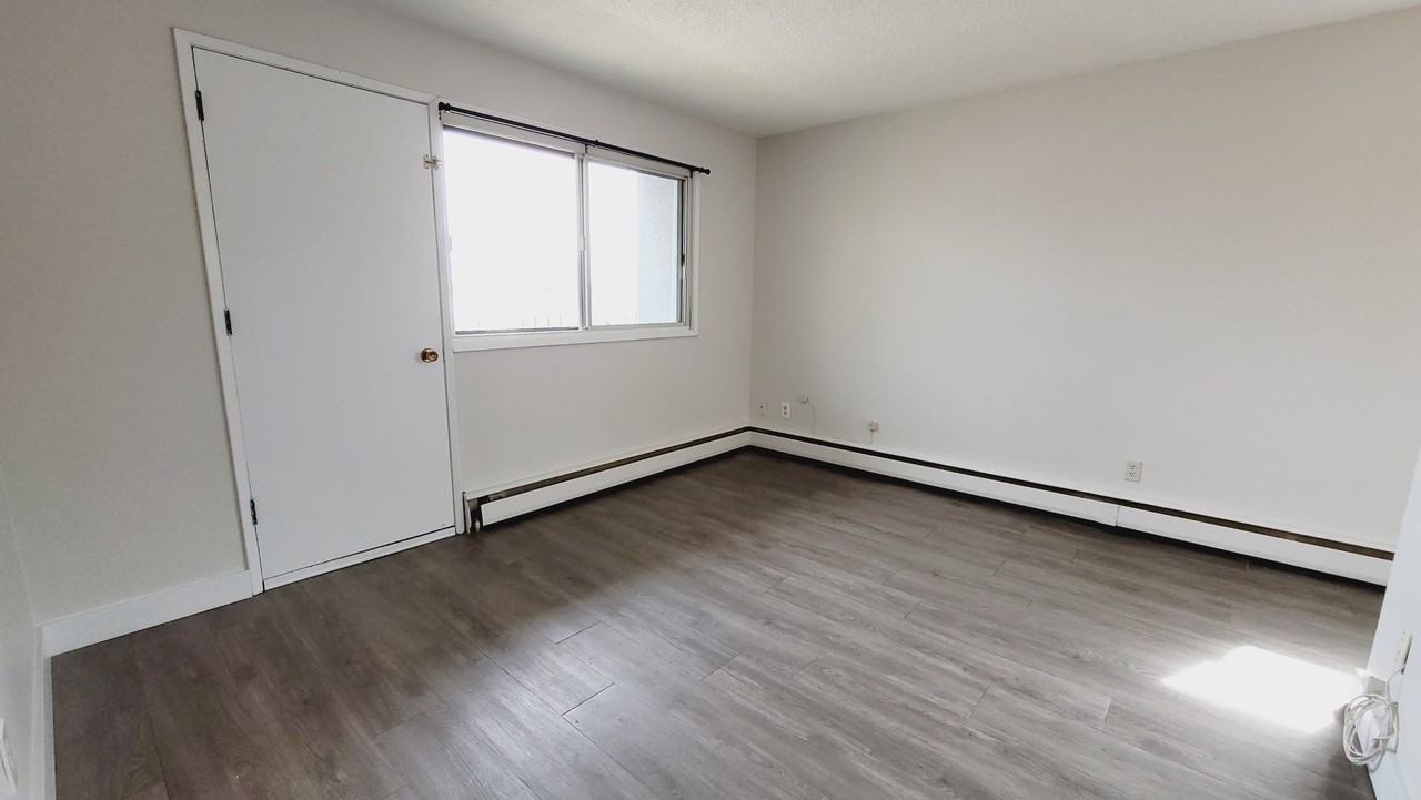10010 154 St Nw - Photo 5 of 16