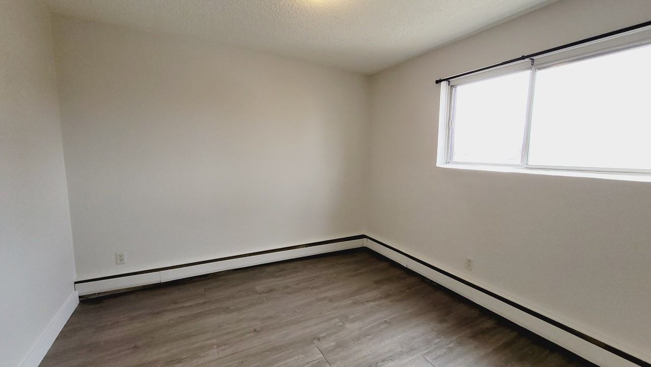 10010 154 St Nw - Photo 7 of 16