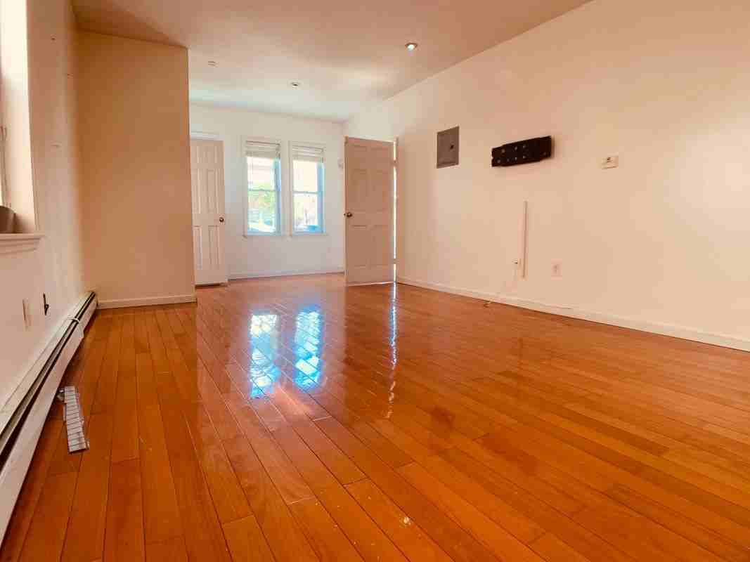 2328 28th St ##1 - Photo 2 of 10