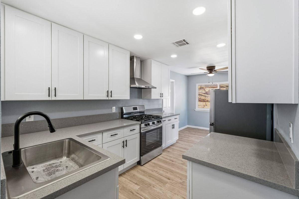937 E Elizabeth St - Photo 3 of 27