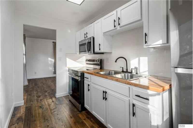 6615 Charles St - Photo 5 of 13