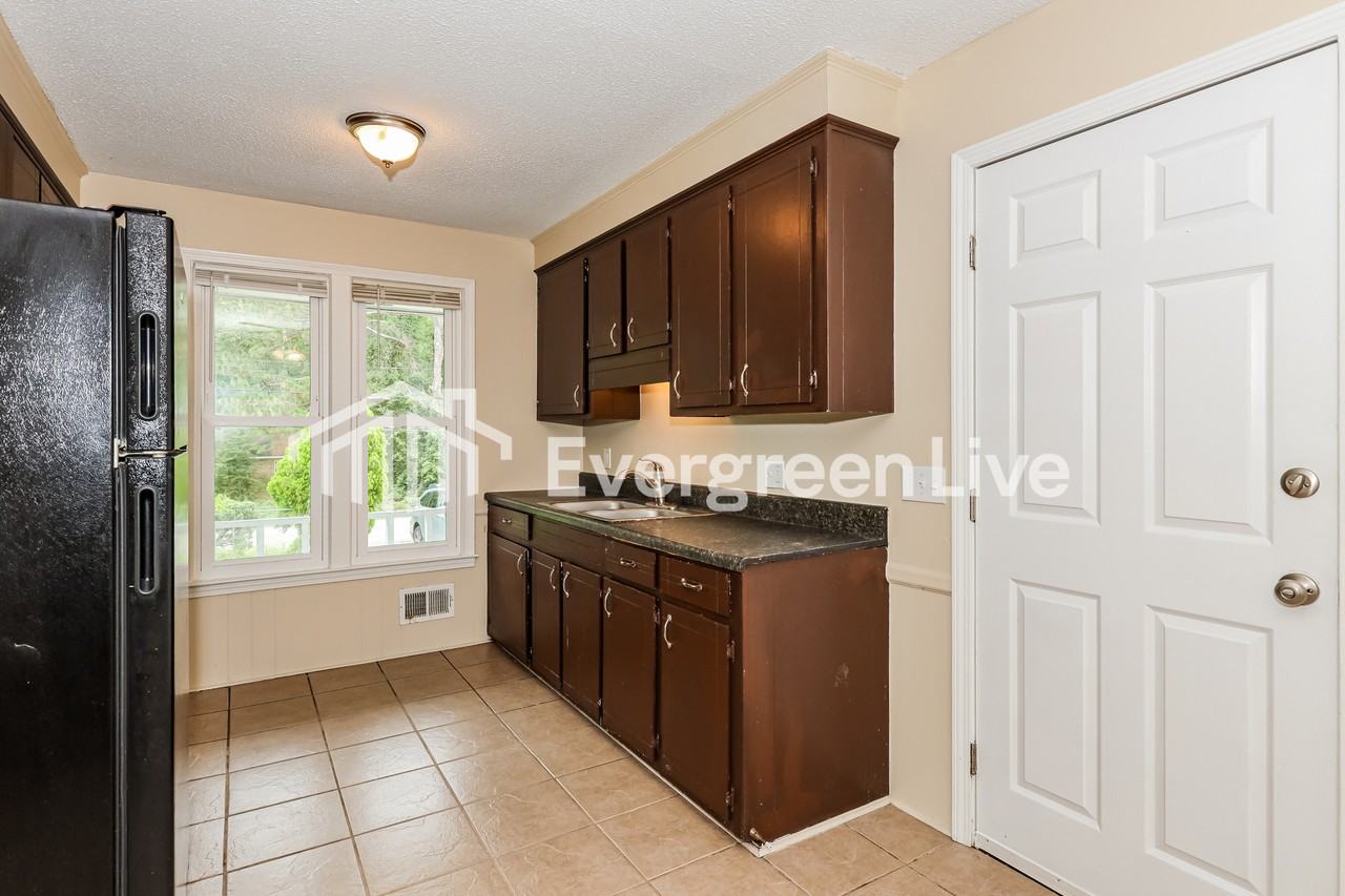 3301 Padgett Rd - Photo 5 of 15