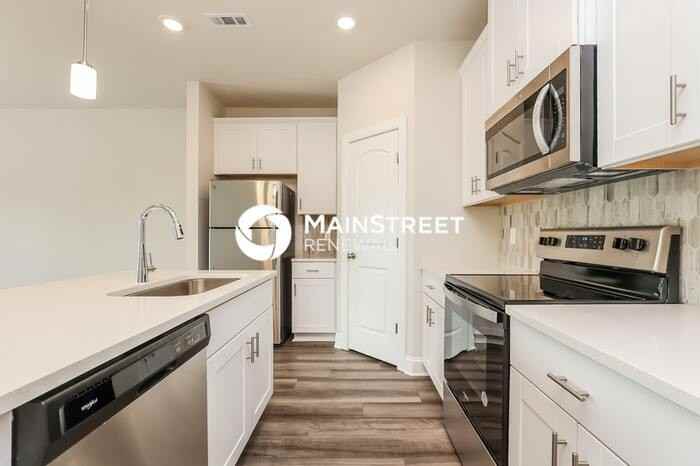 1546 Olympic Ln - Photo 4 of 17