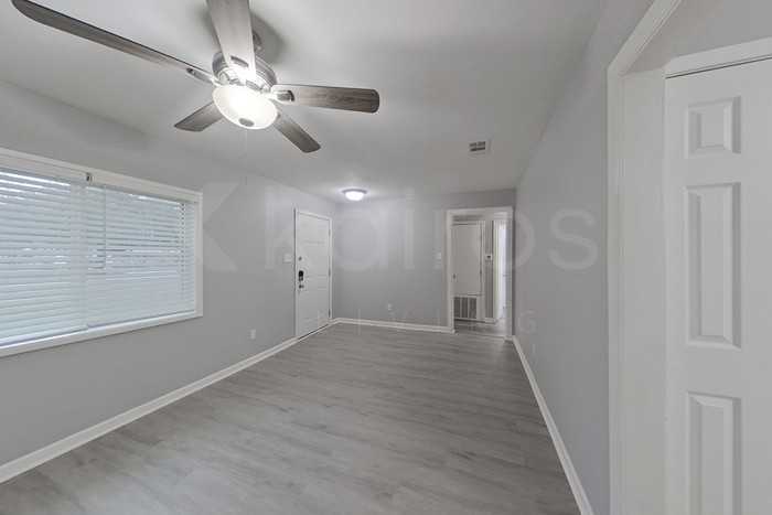 230 E Colonial Dr - Photo 2 of 16