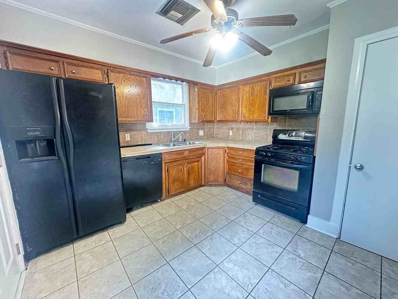 255 E Ratcliff St - Photo 4 of 14