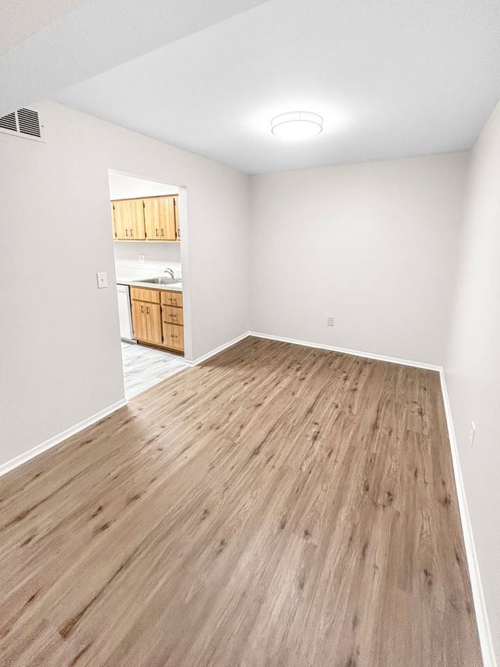 5085 Sanlin Dr - Photo 7 of 26