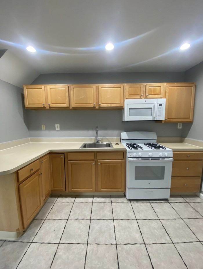 1900 August Ave - Photo 5 of 11