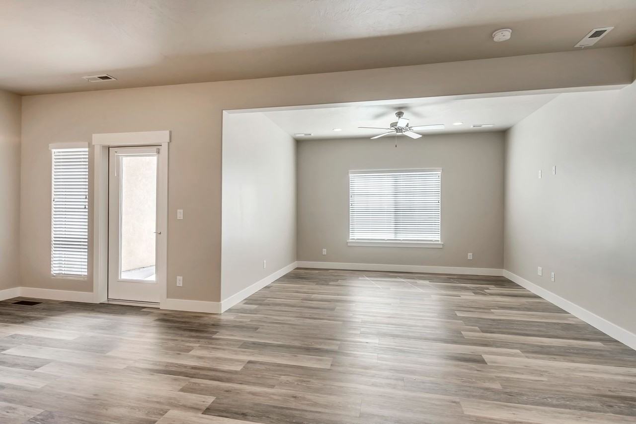 913 S Aspen Pl - Photo 2 of 8