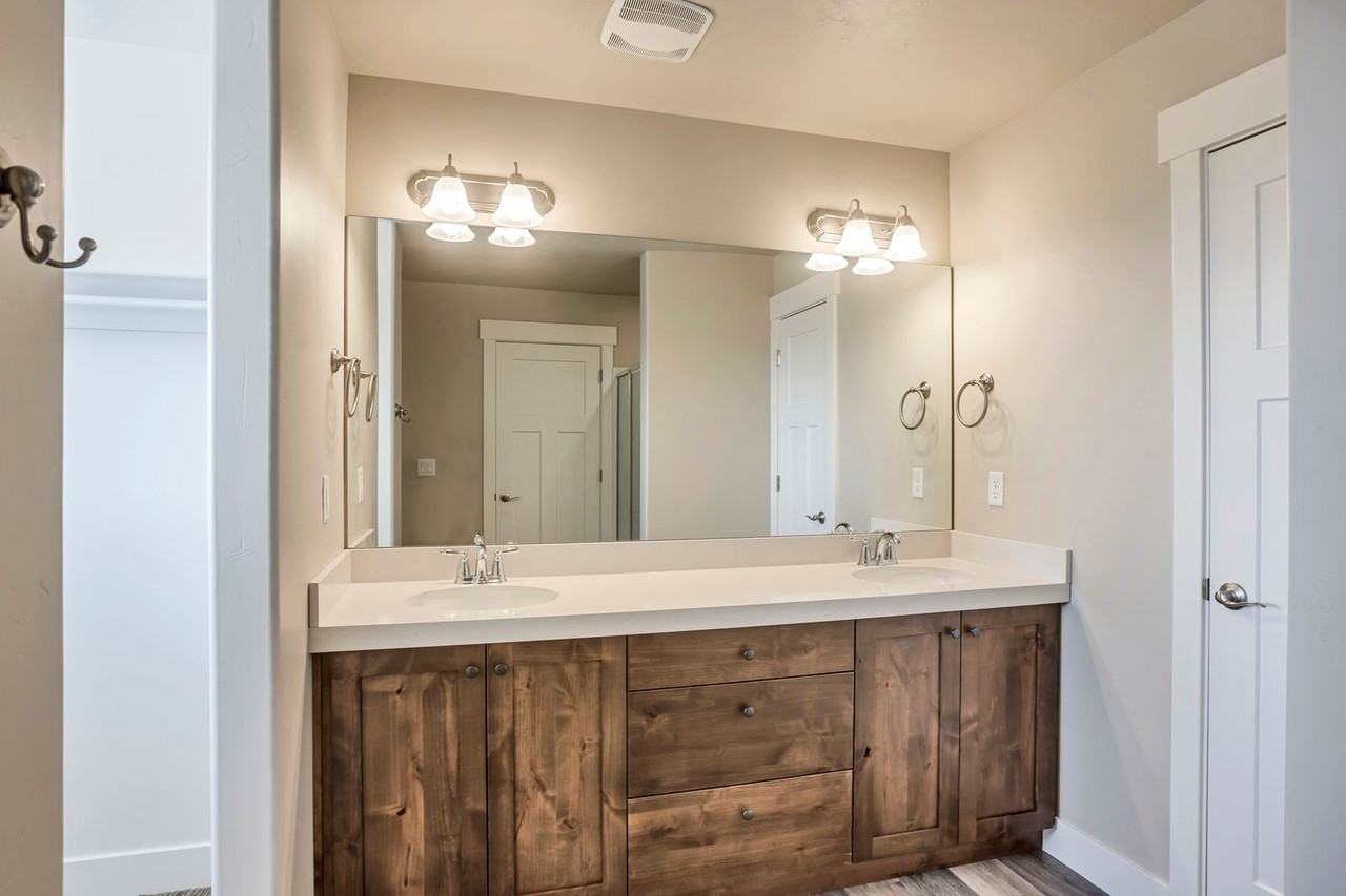 913 S Aspen Pl - Photo 4 of 8