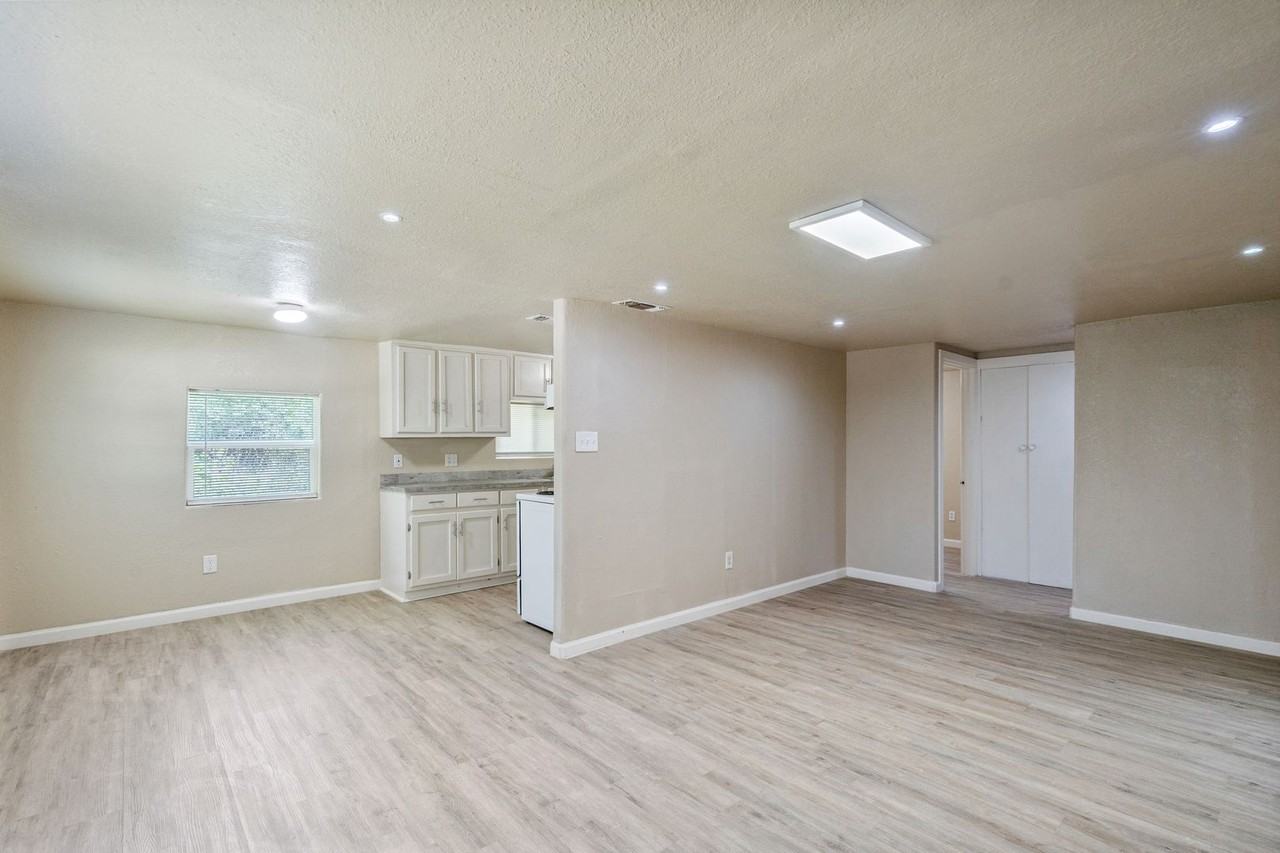 1000 Qualia Dr - Photo 3 of 22