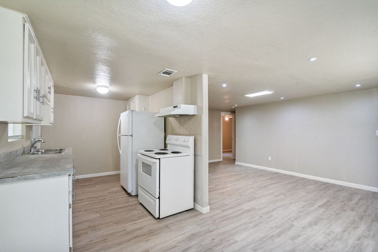 1000 Qualia Dr - Photo 4 of 22