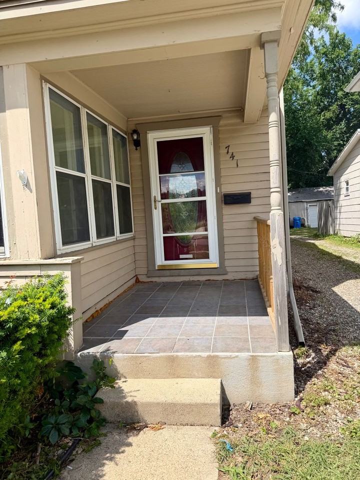 741 S 1st Ave - Photo 2 of 33