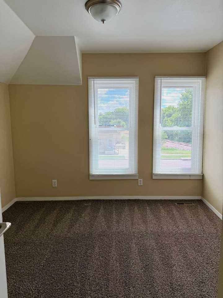 741 S 1st Ave - Photo 6 of 33
