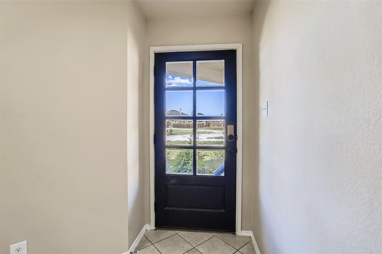 503 Hawthorn Dr - Photo 4 of 29