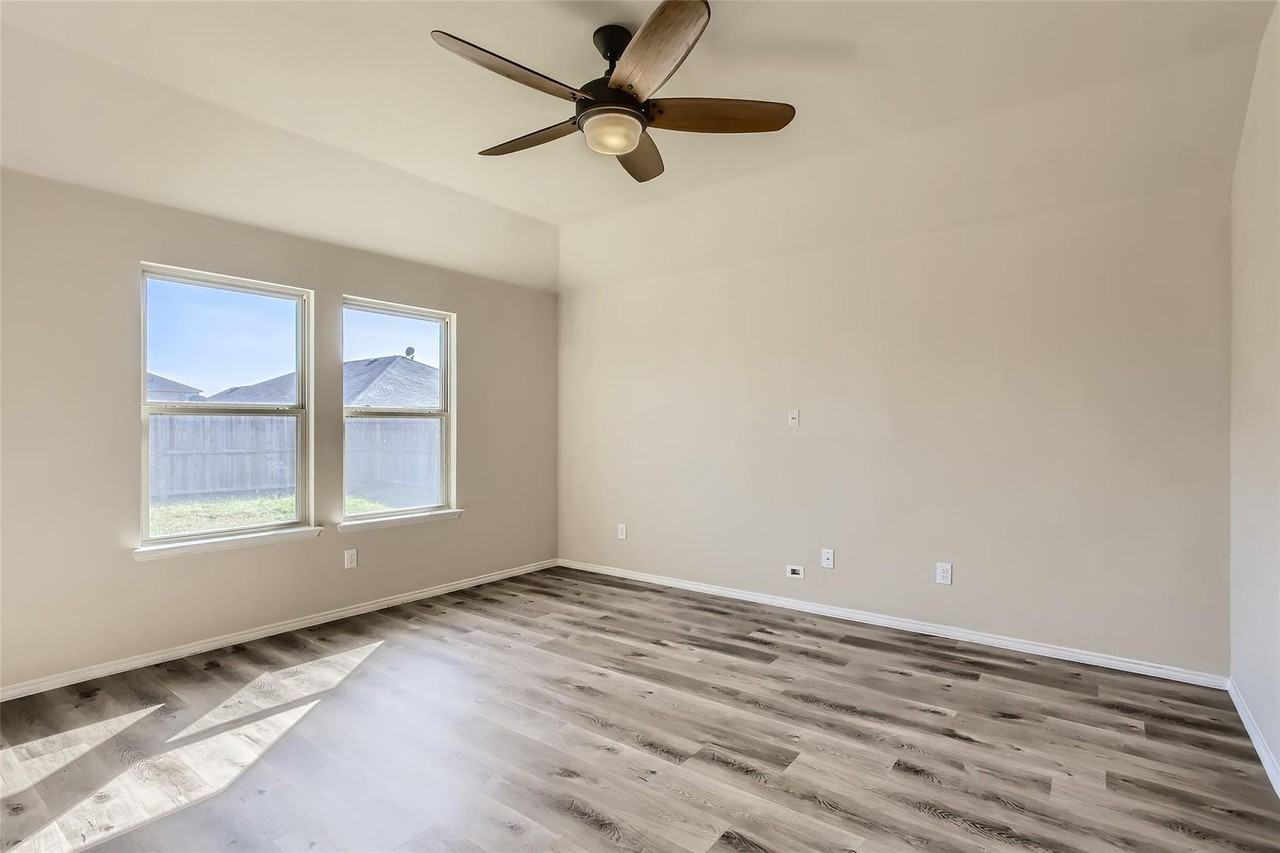 503 Hawthorn Dr - Photo 5 of 29