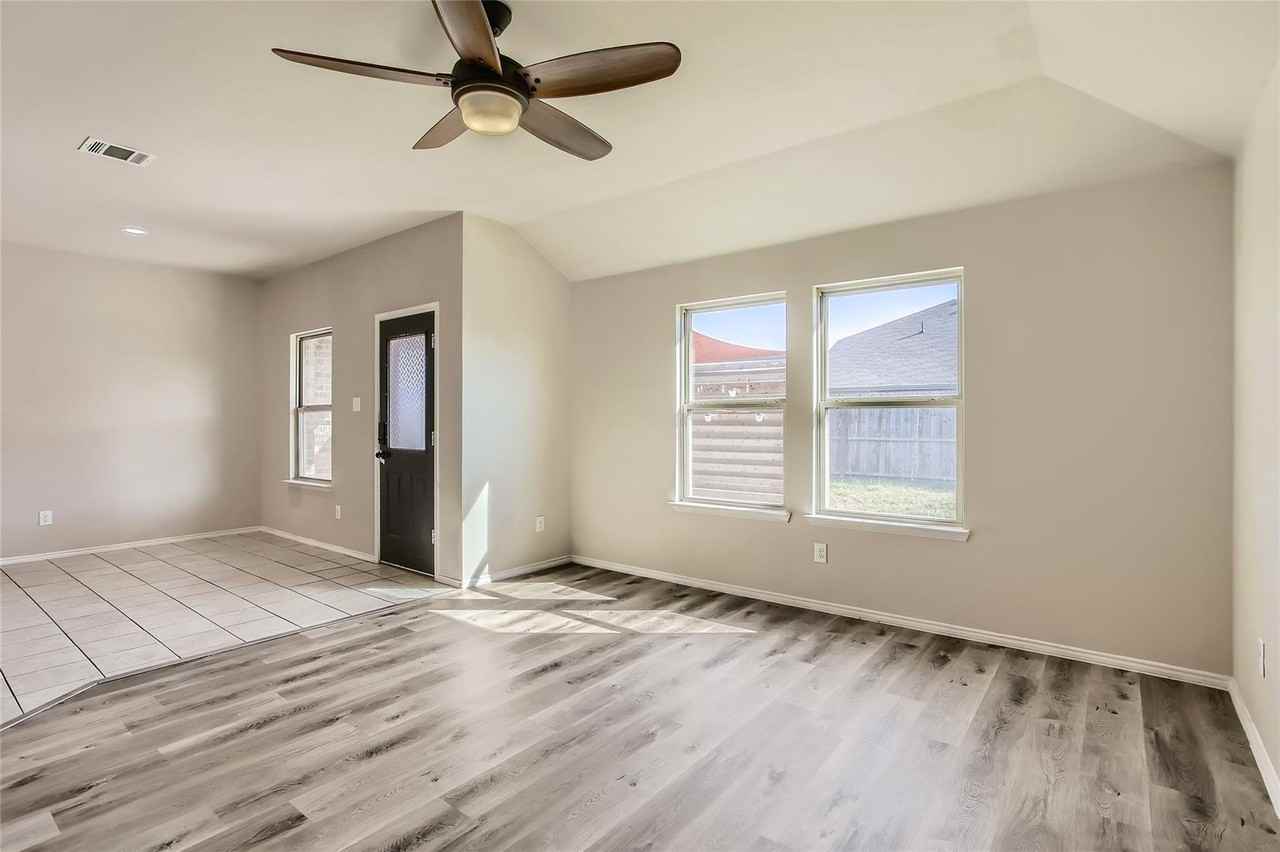 503 Hawthorn Dr - Photo 6 of 29