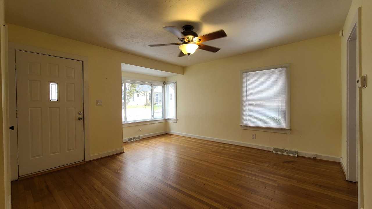 406 E French Broad St - Photo 2 of 11