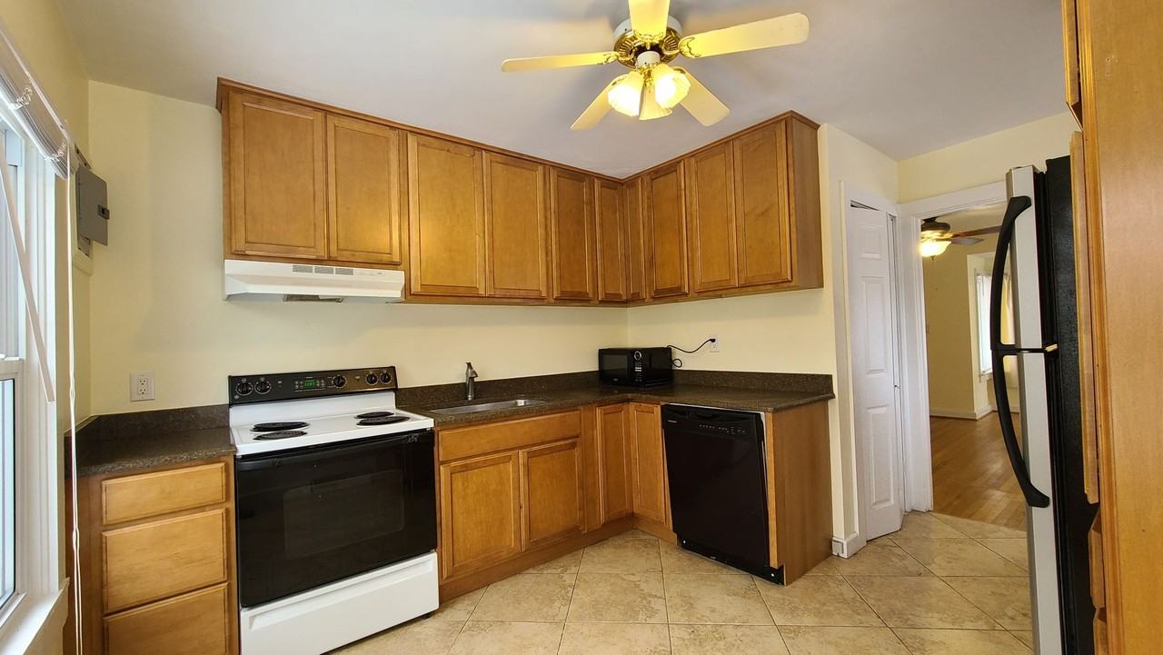 406 E French Broad St - Photo 4 of 11